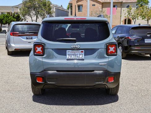 Used 2017 Jeep Renegade Latitude FWD image 5