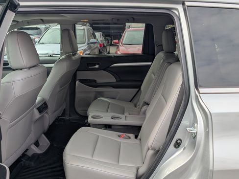 Used 2018 Toyota Highlander XLE image 16
