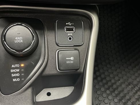 Used 2019 Jeep Compass Latitude w/ Cold Weather Group image 21