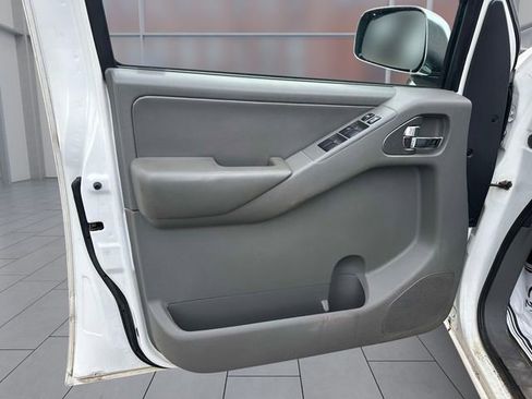 Used 2013 Nissan Frontier SL w/ Moonroof Pkg AWD/4WD image 13
