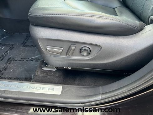 Used 2020 Toyota Highlander Limited AWD/4WD image 16
