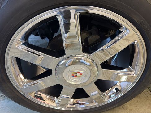 Used 2014 Cadillac Escalade Luxury image 35