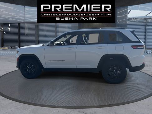 Used 2024 Jeep Grand Cherokee Altitude RWD image 5