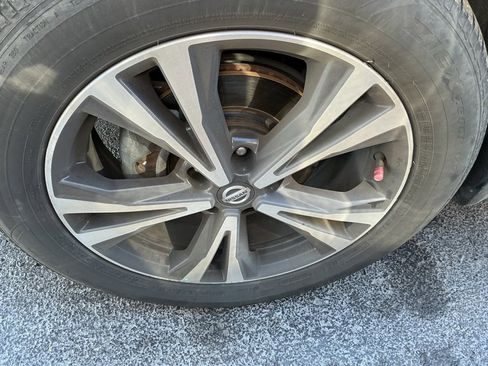 Used 2020 Nissan Rogue SV w/ Premium Package image 11