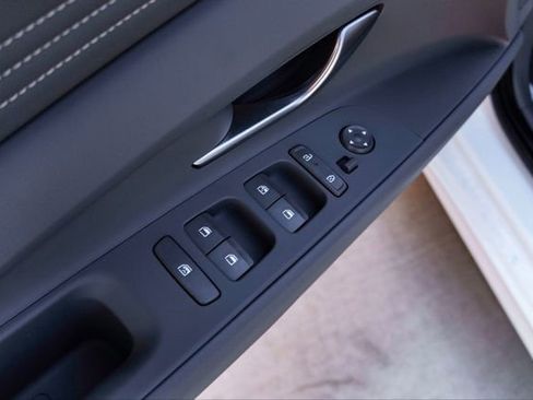 New 2025 Hyundai Elantra SEL image 18