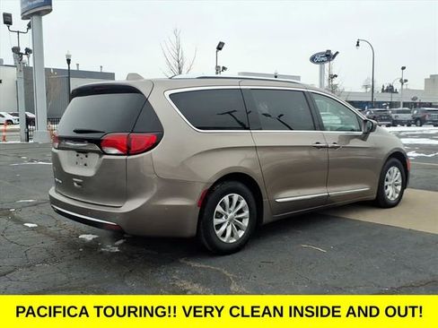 Used 2018 Chrysler Pacifica Touring-L w/ Advanced Safetytec Group image 4