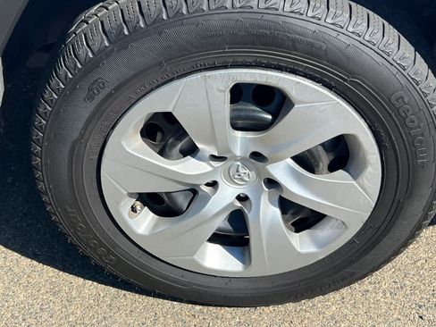 Used 2021 Toyota RAV4 LE image 12