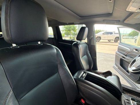 Used 2018 Toyota Highlander XLE w/ Protection Package #3 AWD/4WD image 33