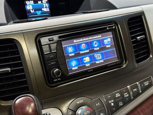 Used 2013 Toyota Sienna XLE image 17