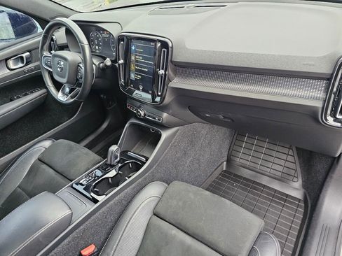Used 2020 Volvo XC40 T5 R-Design image 13