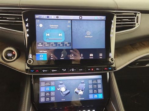 Used 2023 Jeep Grand Wagoneer L Series II image 13