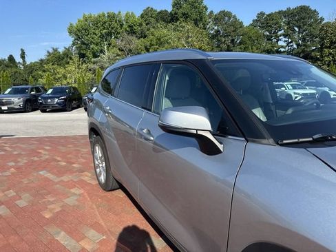 Used 2021 Toyota Highlander Limited FWD image 18