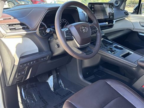 Certified 2023 Toyota Sienna Platinum image 20