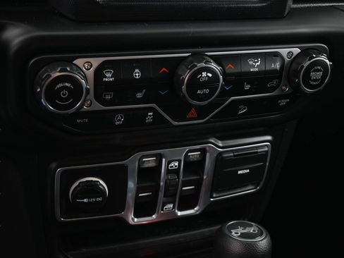 Used 2018 Jeep Wrangler Unlimited Sahara AWD/4WD image 23