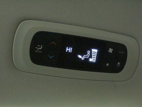 Used 2024 Chrysler Pacifica Touring-L FWD image 17