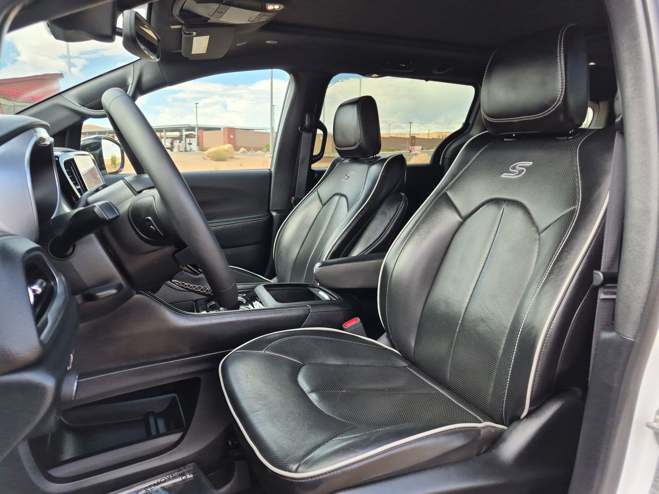 Used 2025 Chrysler Pacifica Limited FWD image 14
