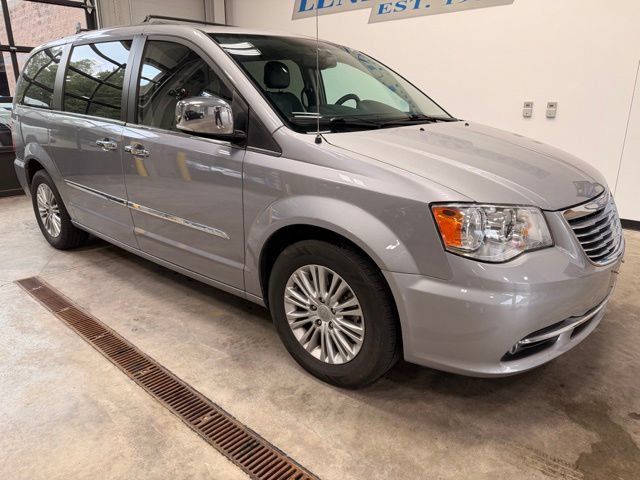 Used 2015 Chrysler Town & Country Touring-L w/ Driver Convenience Group FWD image 2