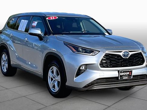 Used 2021 Toyota Highlander LE AWD/4WD image 2