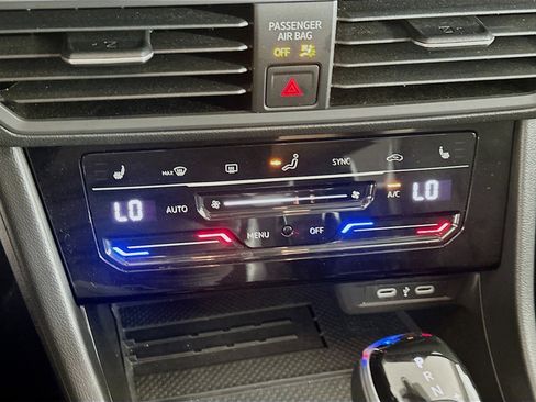 Used 2025 Volkswagen Jetta SE FWD image 23