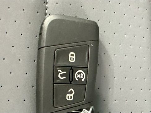 Used 2025 Volkswagen Jetta SE w/ Black Wheel Package image 17