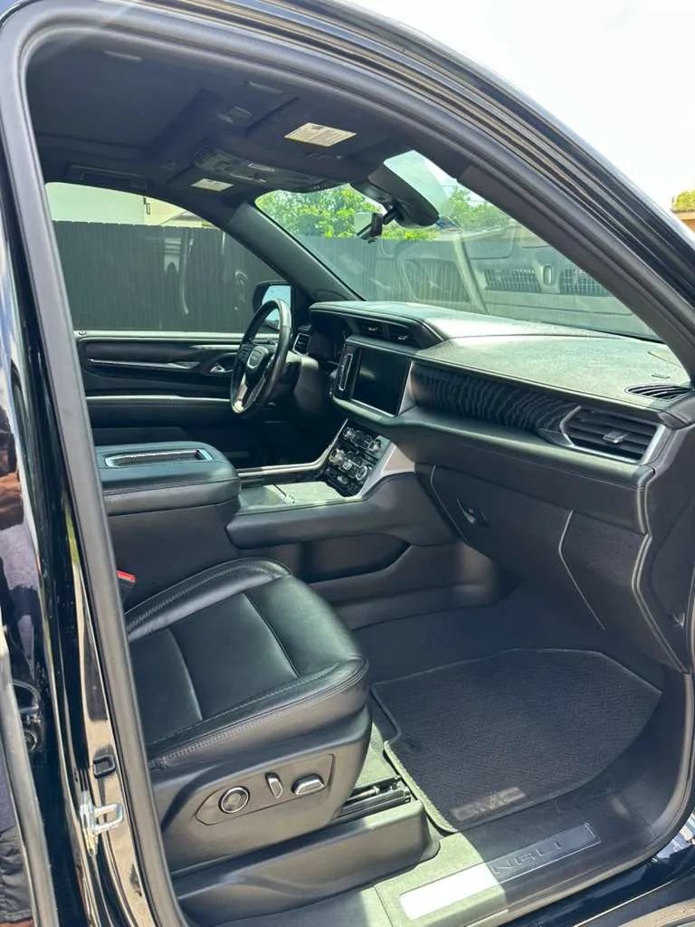 Used 2021 GMC Yukon Denali w/ Denali Ultimate Package AWD/4WD image 12
