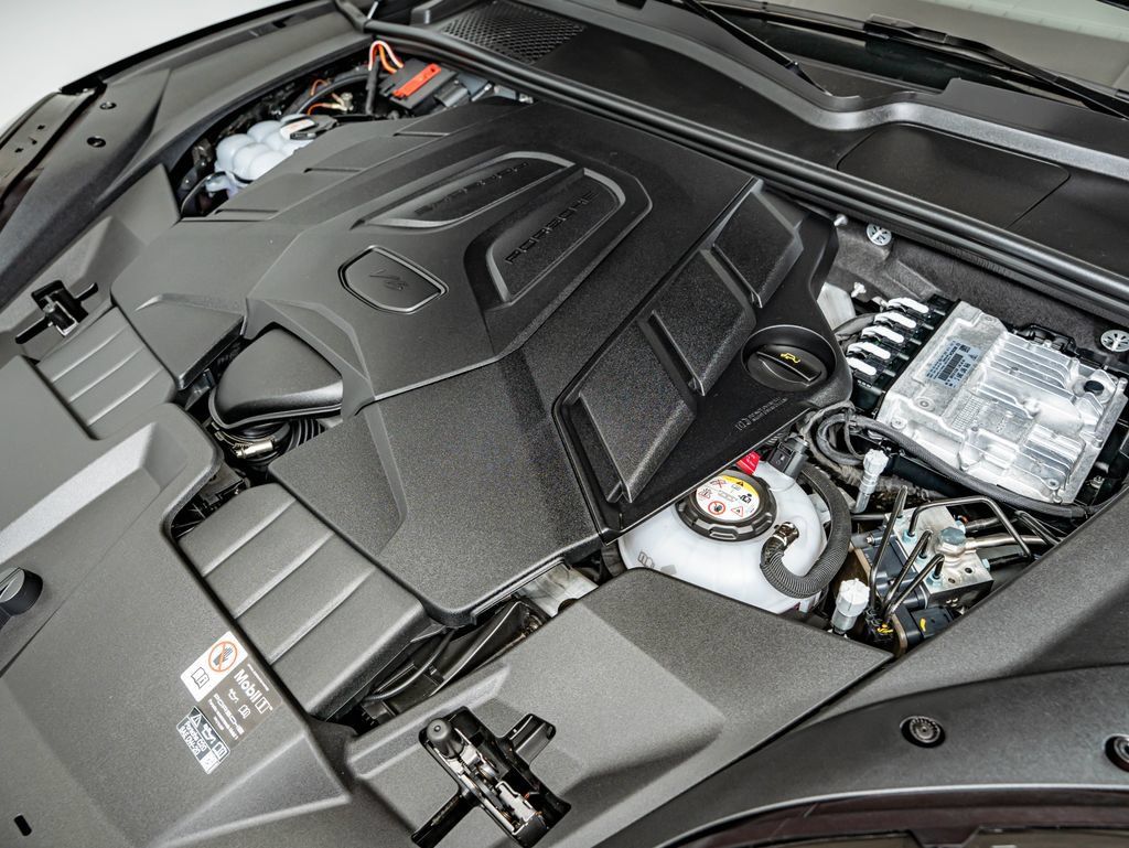 Certified 2025 Porsche Cayenne E-Hybrid Coupe AWD/4WD image 44