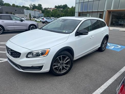 Used 2015 Volvo V60 T5 Cross Country Platinum AWD/4WD image 5