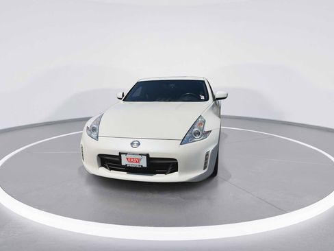Used 2014 Nissan 370Z Coupe RWD image 3