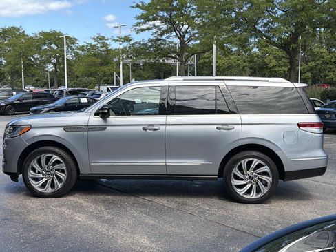 Used 2023 Lincoln Navigator Reserve AWD/4WD image 8