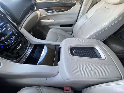 Used 2018 Cadillac Escalade Luxury AWD/4WD image 20