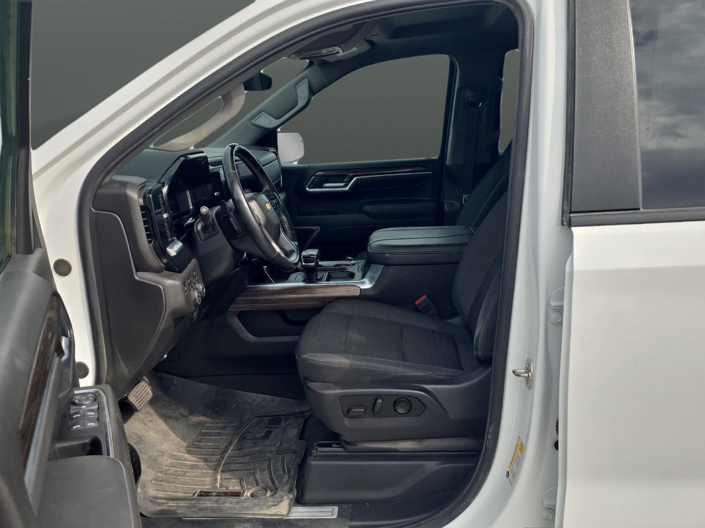 Used 2025 Chevrolet Silverado 1500 LT AWD/4WD image 8