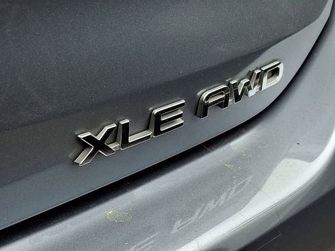 Used 2022 Toyota Highlander XLE AWD/4WD image 4
