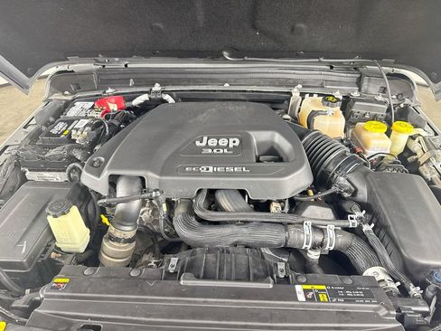 Used 2020 Jeep Wrangler Unlimited Sahara AWD/4WD image 32
