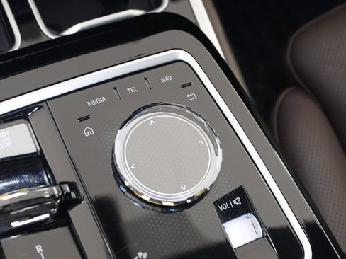 Used 2023 BMW 740i w/ Parking Assistance Package image 38