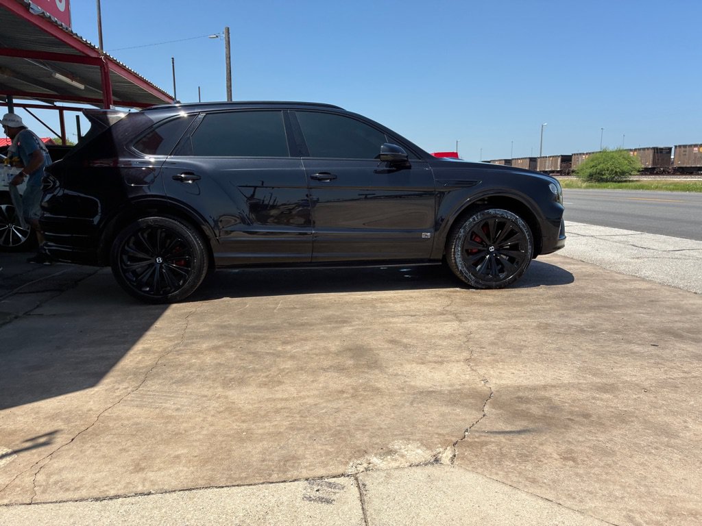 Used 2021 Bentley Bentayga AWD/4WD image 28