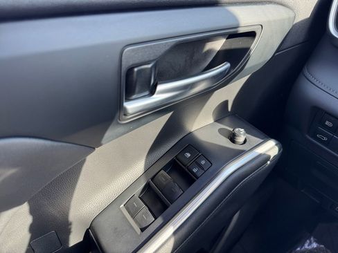 Used 2023 Toyota Highlander XLE AWD/4WD image 11