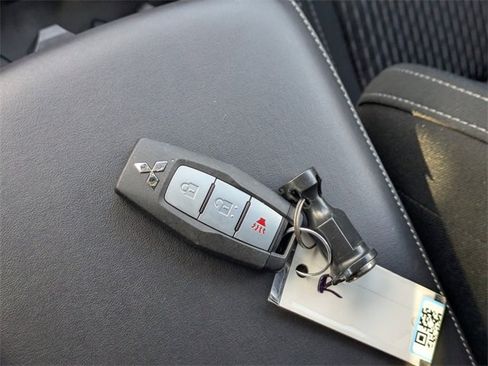 New 2025 Mitsubishi Outlander ES image 34