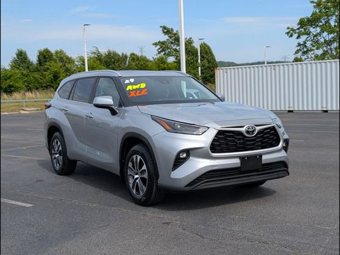 Used 2024 Toyota Highlander XLE AWD/4WD image 2
