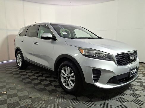 Used 2019 Kia Sorento LX image 4
