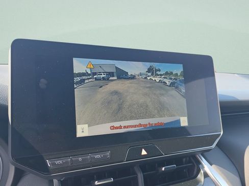 Used 2023 Toyota Venza XLE AWD/4WD image 16
