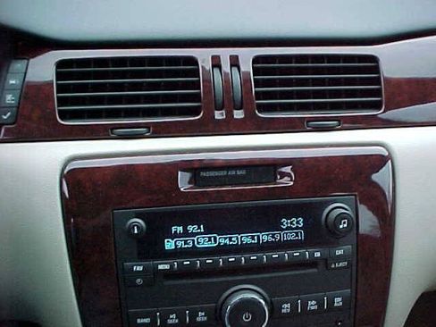 Used 2009 Chevrolet Impala LT w/ Luxury Edition Package FWD image 27