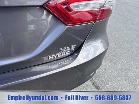 Used 2020 Toyota Camry XLE w/ Sunroof Package FWD image 5