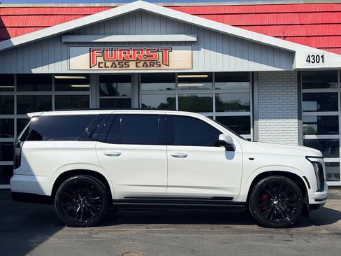 Used 2025 Cadillac Escalade Sport Platinum w/ LPO, ONYX Package AWD/4WD image 2