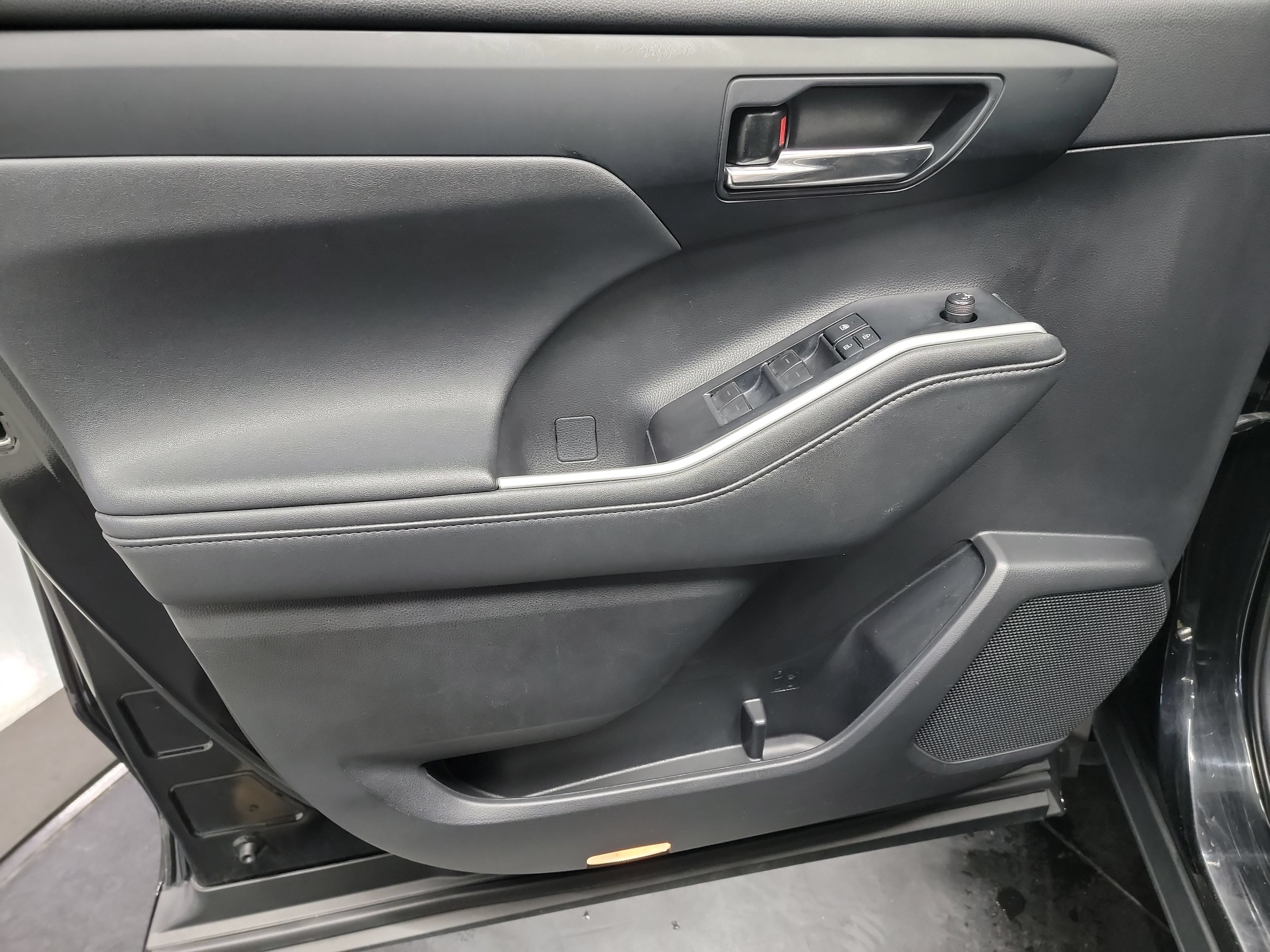 Used 2021 Toyota Highlander XLE AWD/4WD image 13