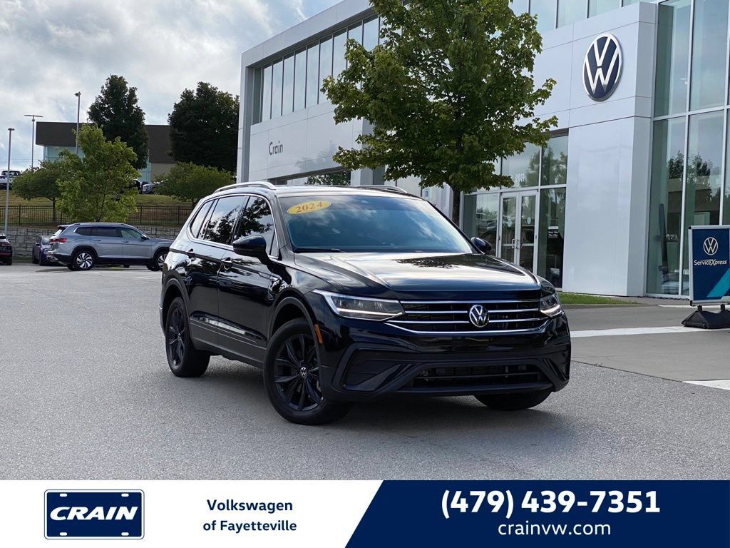 Used 2024 Volkswagen Tiguan SE w/ Panoramic Sunroof Package FWD image 1