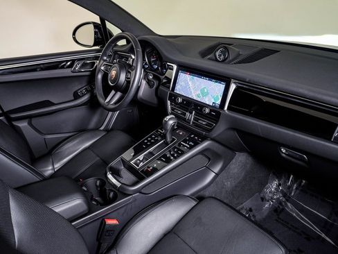 Certified 2025 Porsche Macan image 14