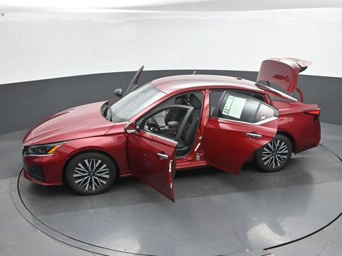 Used 2025 Nissan Altima 2.5 SV FWD image 51