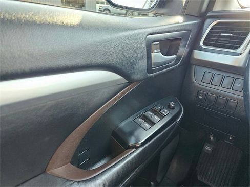 Used 2016 Toyota Highlander XLE image 28