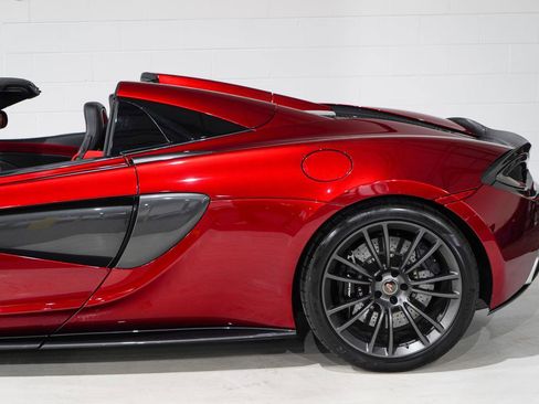 Used 2018 McLaren 570S Spider image 33