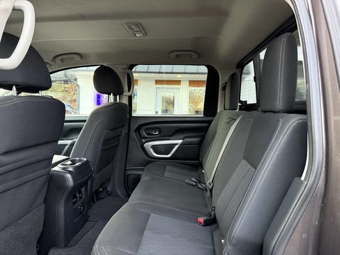 Used 2017 Nissan Titan SV image 15